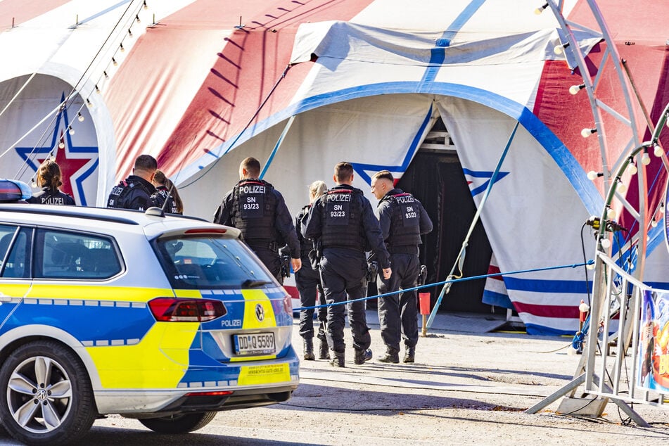 Am Tag nach dem Unglück betreten Polizisten das Zirkuszelt.