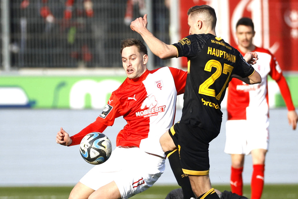Die Verpflichtung von Halles Aljaz Casar (23, l., gegen Niklas Hauptmann) hat Dynamo noch nicht bestätigt.