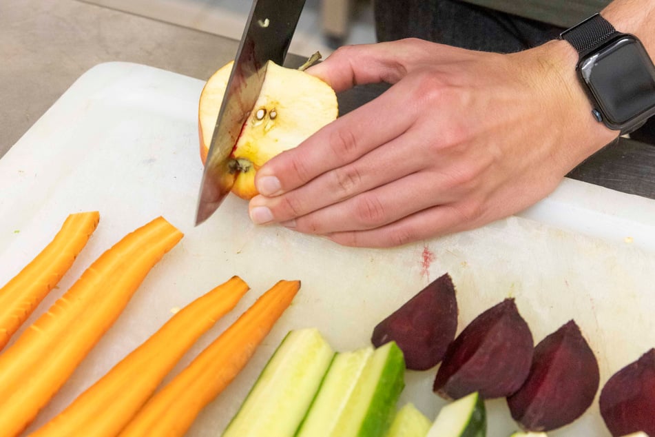Das Essen wird fein säuberlich vorbereitet.