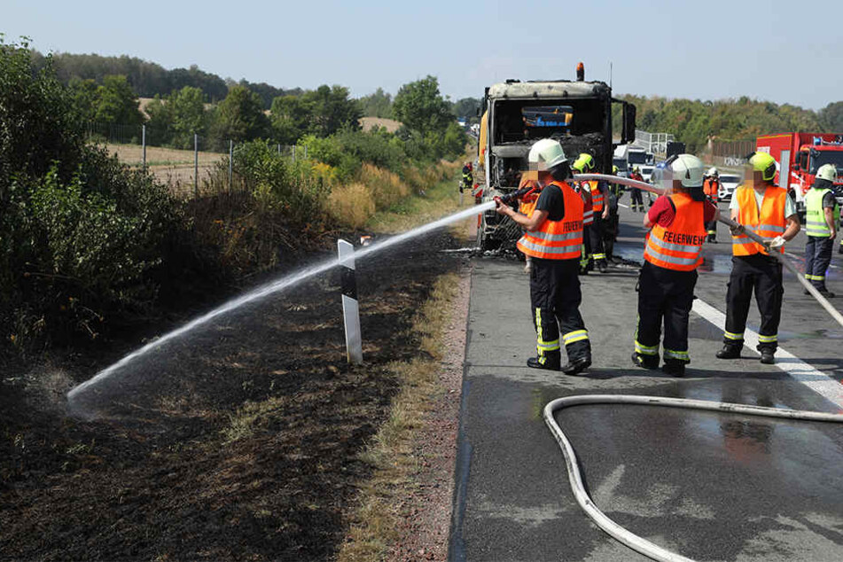 Auch der Straßengraben neben der Autobahn hatte Feuer gefangen und musste gelöscht werden.