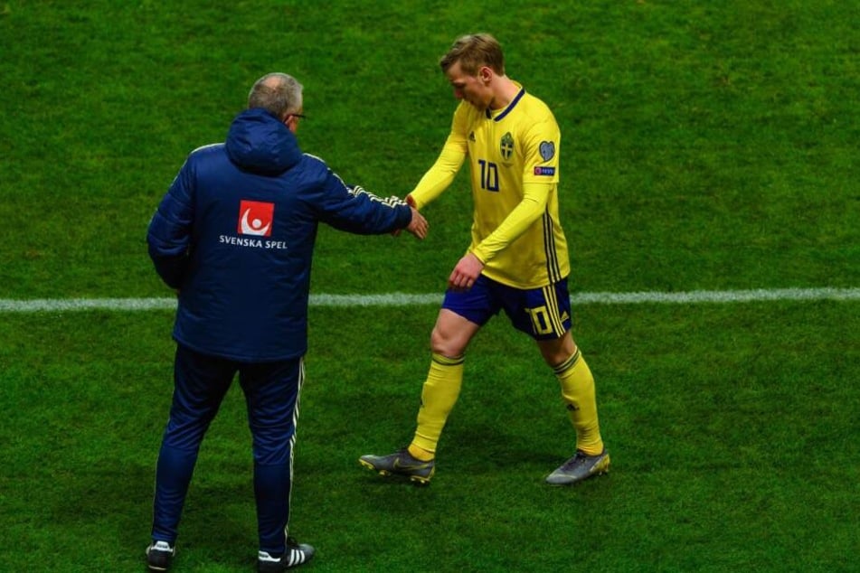 Sichtlich unzufrieden klatschte Forsberg pseudomäßig am Montag mit seinem Coach ab.