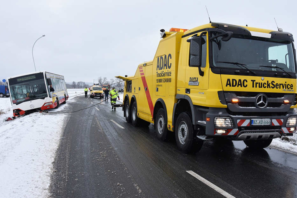 Der Bus musste mit schwerem gerät geborgen werden.