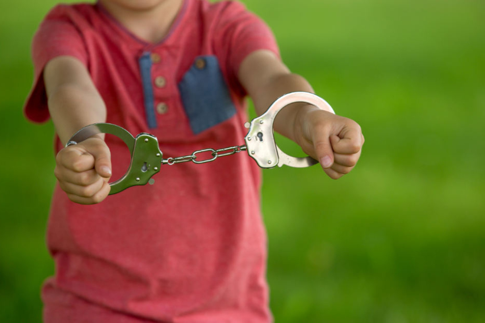 Den Schlüssel zu den Handschellen hatte der Vater bei sich - und der war unterwegs. (Symbolbild)