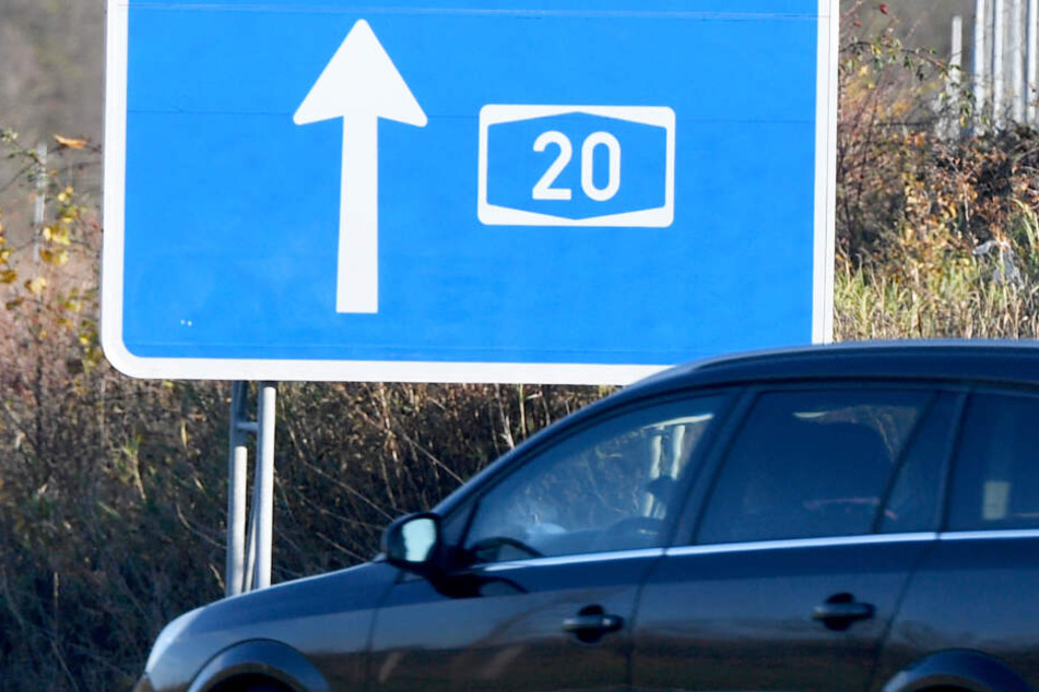 Ein Auto fährt bei Mönkhagen an einem A20-Schild vorbei. In der Nähe der Autobahn wurde die Frau gefunden. (Archivbild)