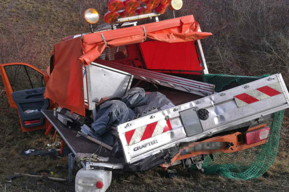 Der Bauwagen landete im Straßengraben.