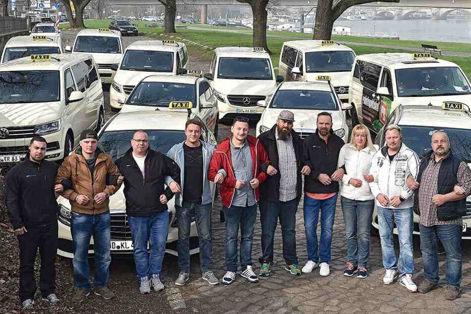 Einigkeit macht stark: Dresdner Taxifahrer haben schon mal zur Probe Aufstellung genommen. In der Mitte im roten T-Shirt steht Organisator Alex Noack (42).