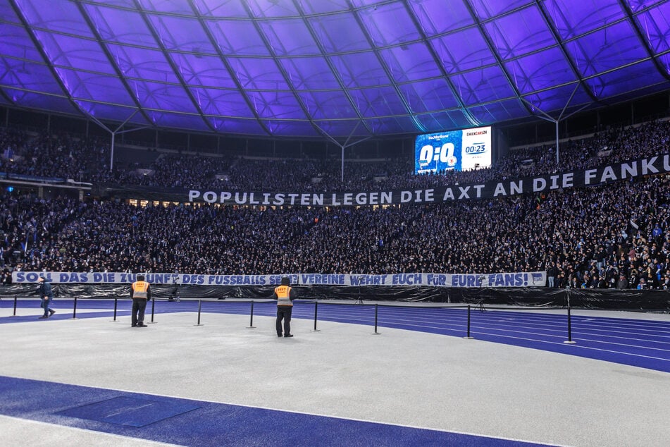 Die Ostkurve zeigt, was sie von den Plänen hält.