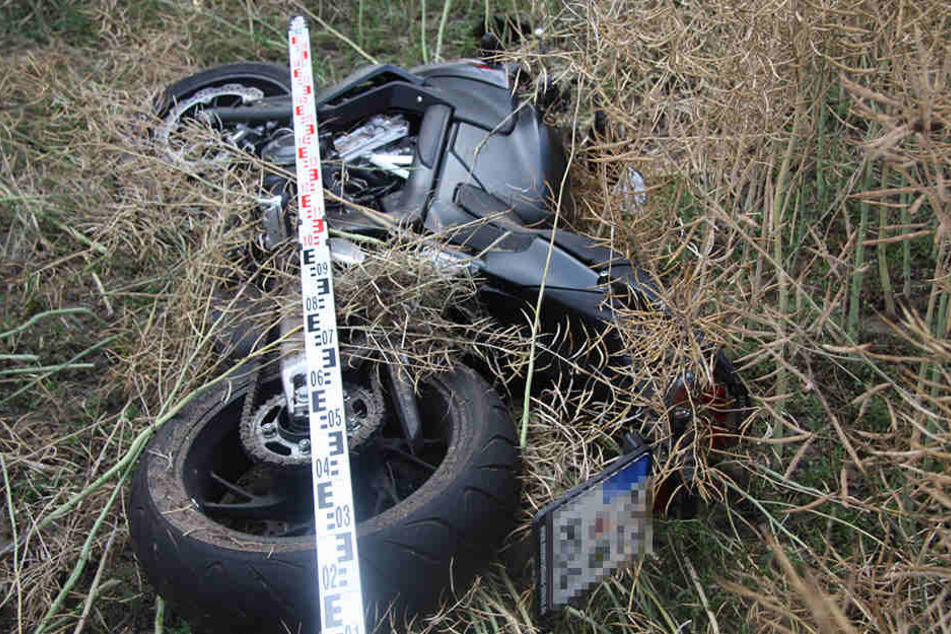 Die nagelneue Honda blieb einige Meter abseits der Straße auf dem Acker
liegen.