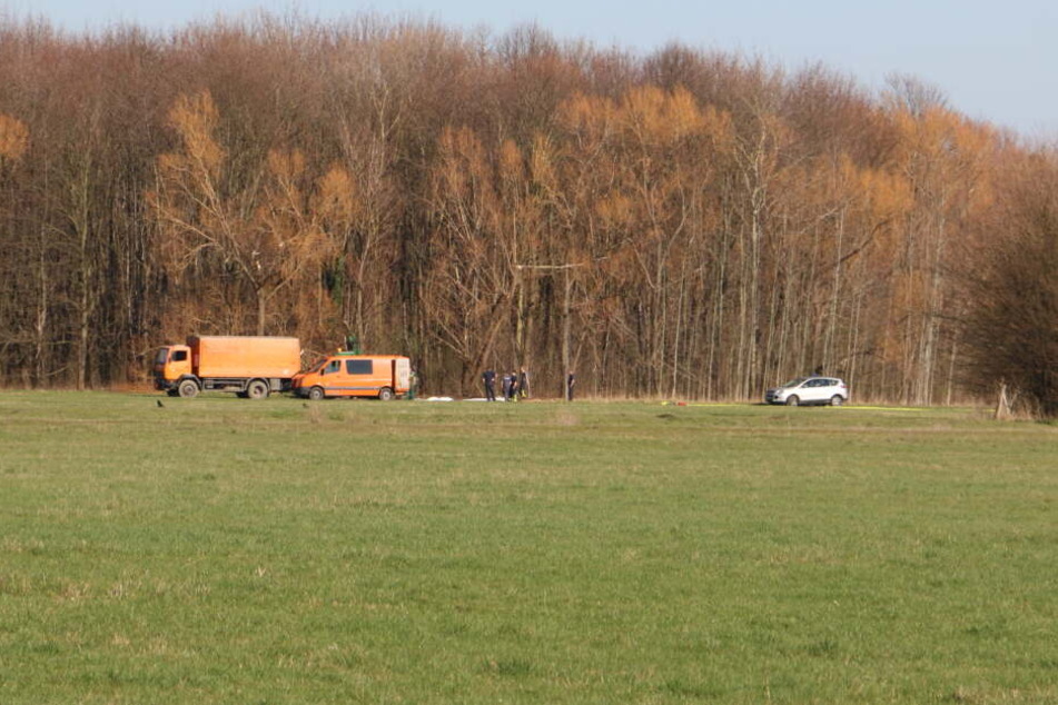 Die Experten haben eine Grube ausgehoben und darin die Bombe abgelegt.