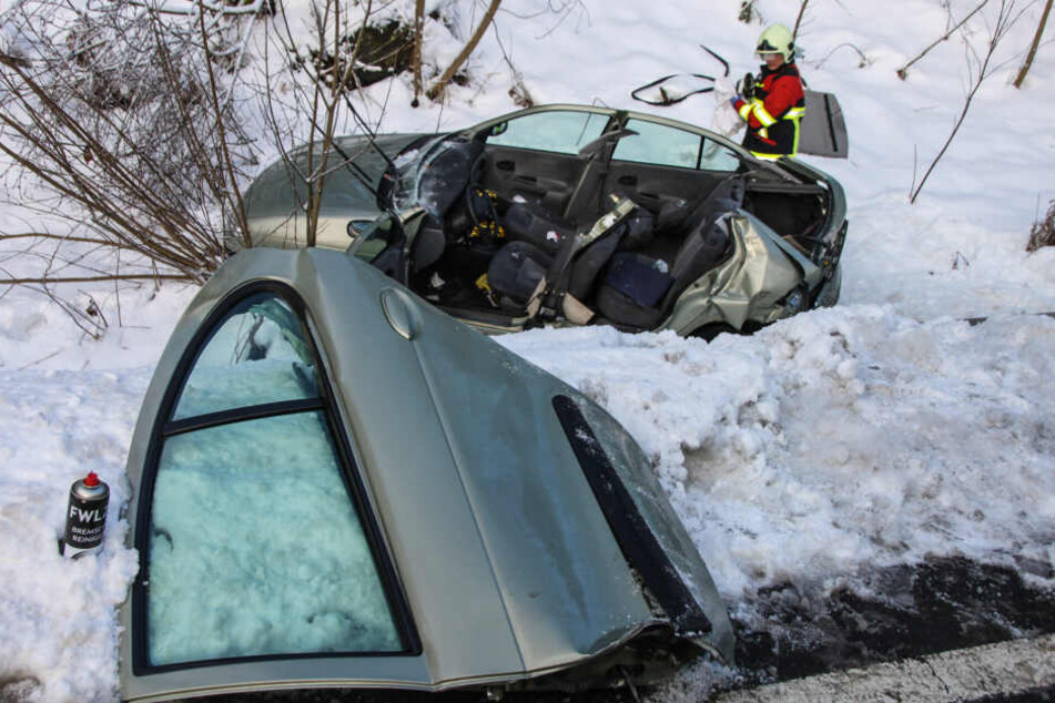 Bei dem Unfall wurden zwei Personen verletzt.