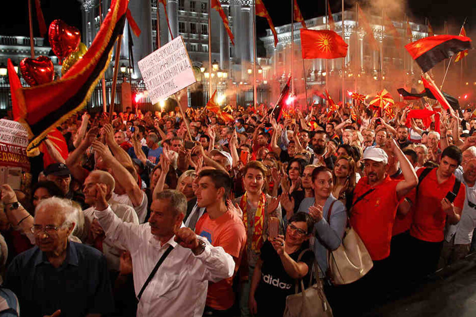 Anhänger der Opposition demonstrieren vor dem Regierungsgebäude.