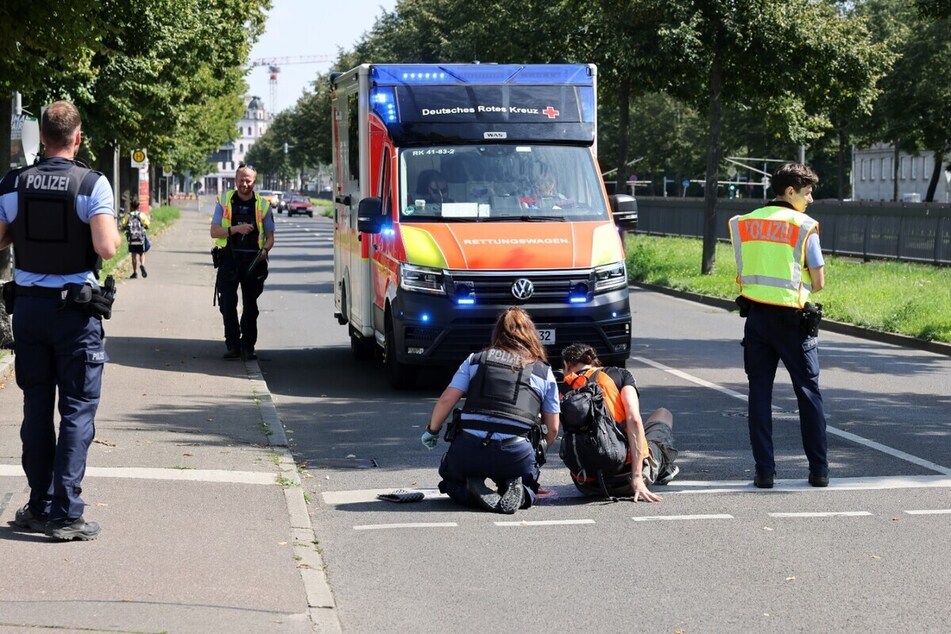 Beamte der Polizei lösen einen Aktivisten der Letzten Generation von der Straße. Leipzigs CDU wollte die Blockaden der Klimakleber nun per Allgemeinverfügung verbieten.