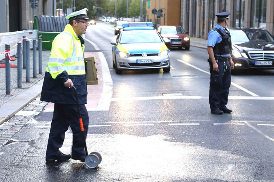 Die Polizei muss nun prüfen, was zum Crash nahe der Prager Straße führte.