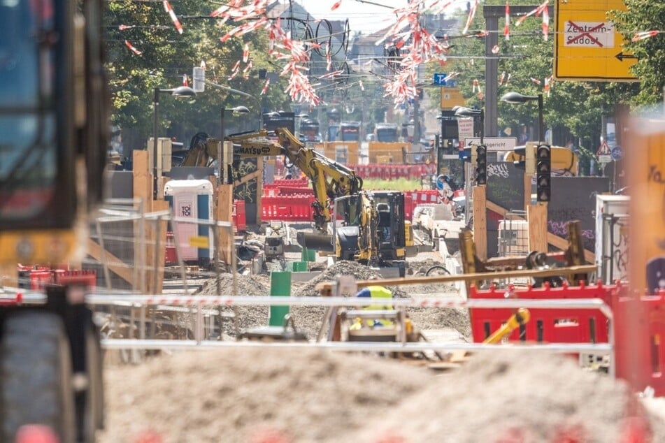 Erst im vergangenen Jahr wurde mächtig auf der Verkehrsader im Leipziger Süden gebaut. Auch damals waren die Wasserwerke dabei. Die nun geplanten Maßnahmen konnten damals jedoch nicht durchgeführt werden.