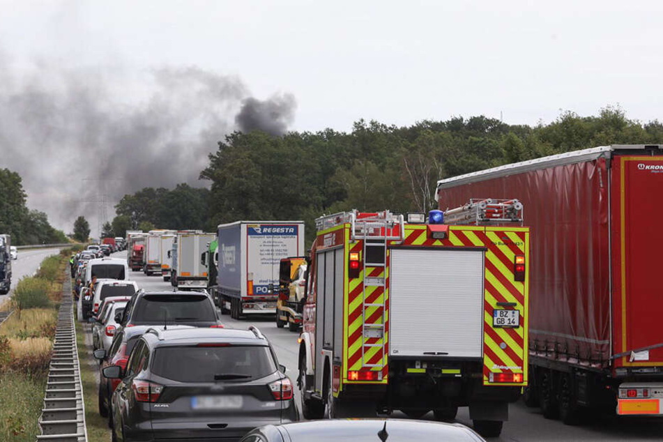 Die Feuerwehr bahnt sich einen Weg durch den Stau.