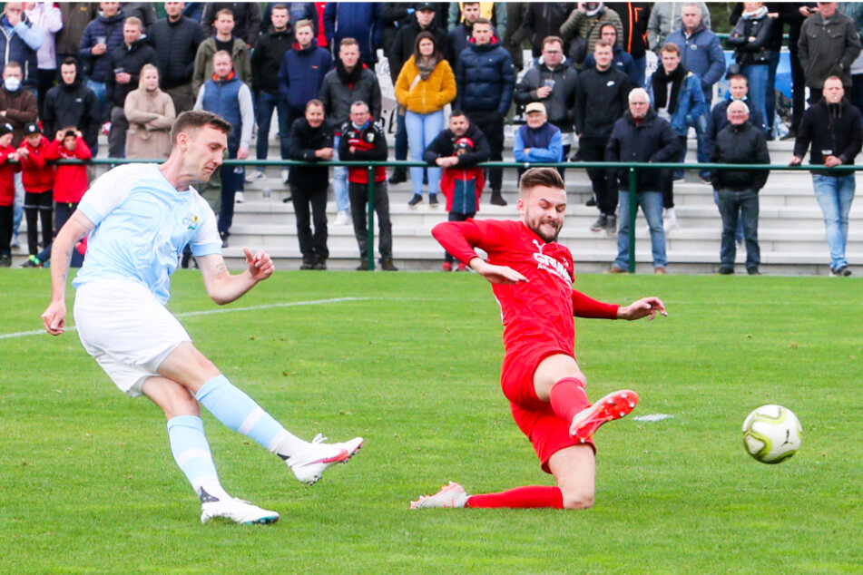 Christian Bickel (l.) trifft in dieser Szene zum 2:0 für den CFC. Grimmas Toni Ziffert fälschte den Ball noch ab.