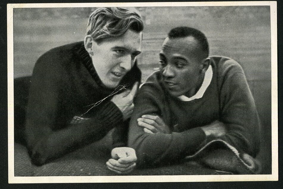 Zur damaligen NS-Zeit ein hochbrisantes Foto: Luz Long (l.) mit Jesse Owens bei den Olympischen Spielen Berlin 1936.