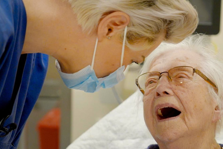 Blutende Patientin (99) mischt Notaufnahme auf: "Zuckersüß, ich bin verliebt"