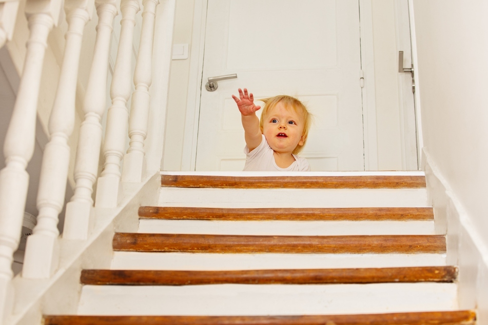 Ein Krabbelkind sollte niemals alleine Treppenstufen überwinden. Die Gefahr schwerer Verletzungen ist groß.