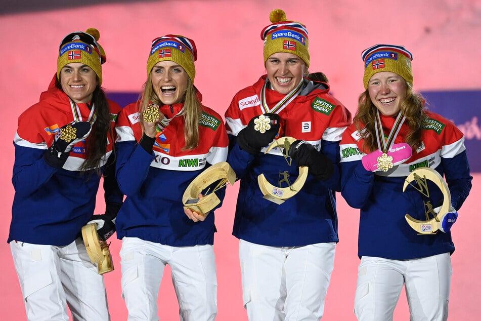 Der größte Erfolg in der Karriere von Helene Marie Fossesholm (r.): der Gewinn der Staffel-Goldmedaille bei der nordischen Ski-WM 2021.