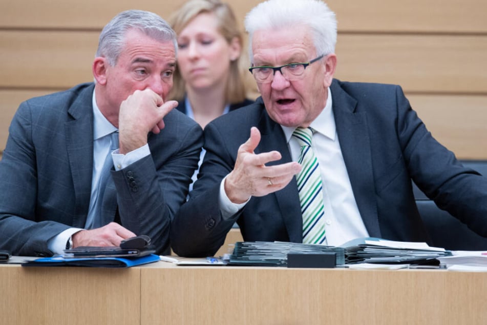 Innenminister Thomas Strobl (CDU, links im Bild) und Ministerpräsident Winfried Kretschmann (Grüne) wollen die Maßnahmen der Öffentlichkeit präsentieren. (Archivbild)