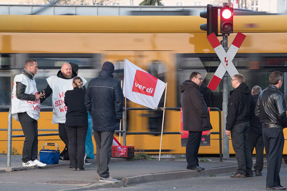 Bereits am 10. April hatten die Regionalverkehr-Mitarbeiter die Arbeit niedergelegt, wie hier in Dresden.