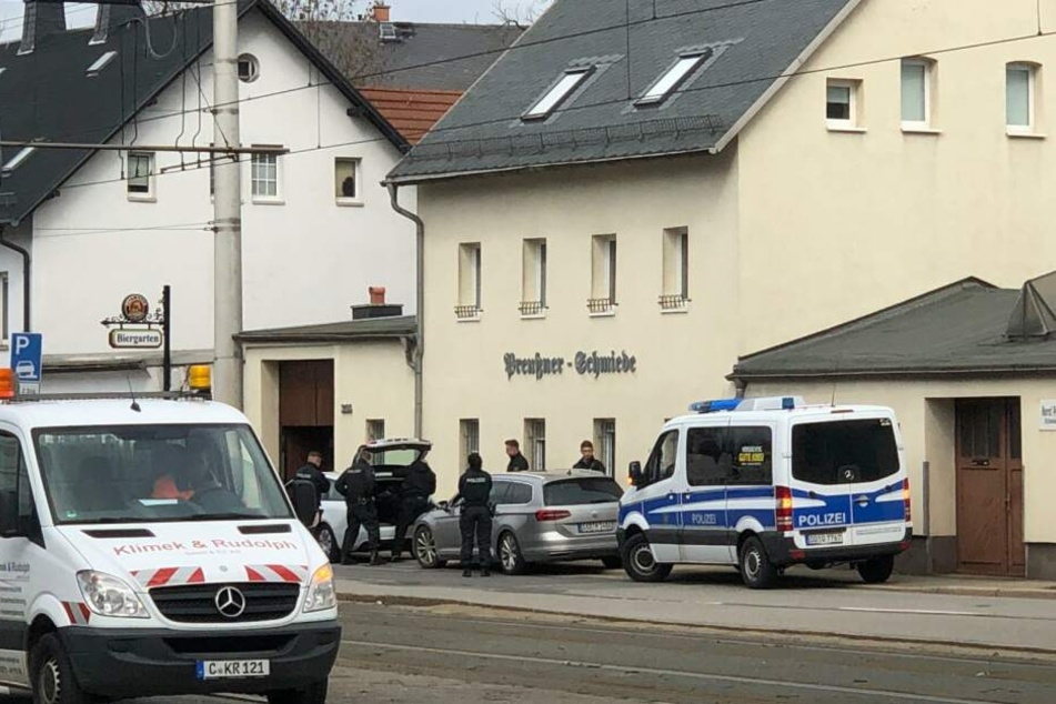 An der "Preußner Schmiede" finden Fahrzeug und Personenkontrollen statt.