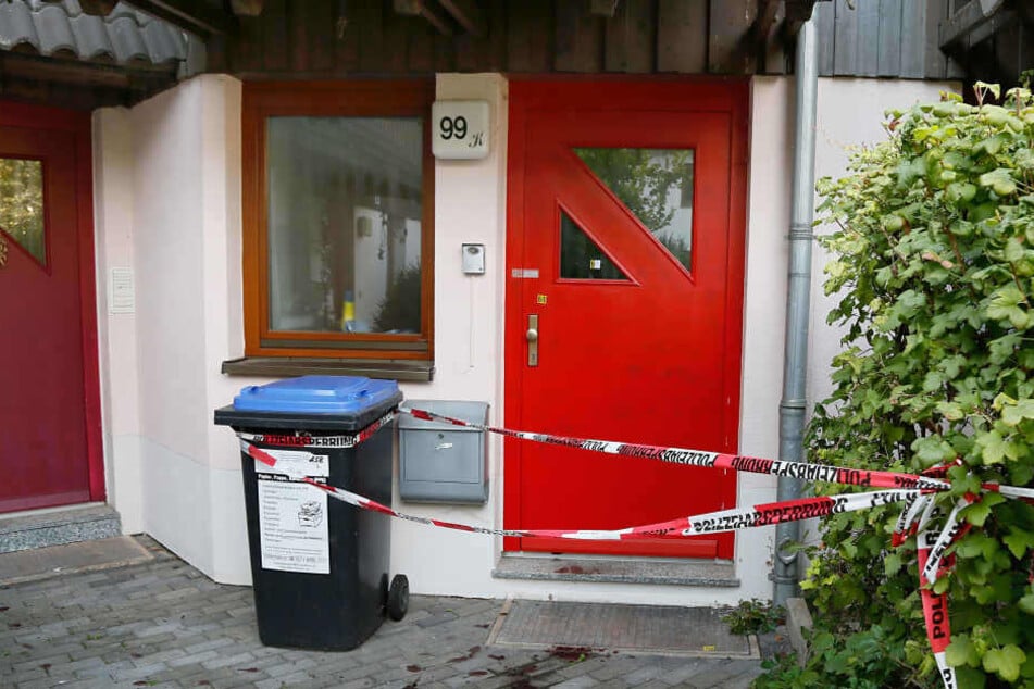 Hinter dieser Haustür spielte sich jahrelang ein Familien-Drama ab - Streit, Tränen, Eifersucht.