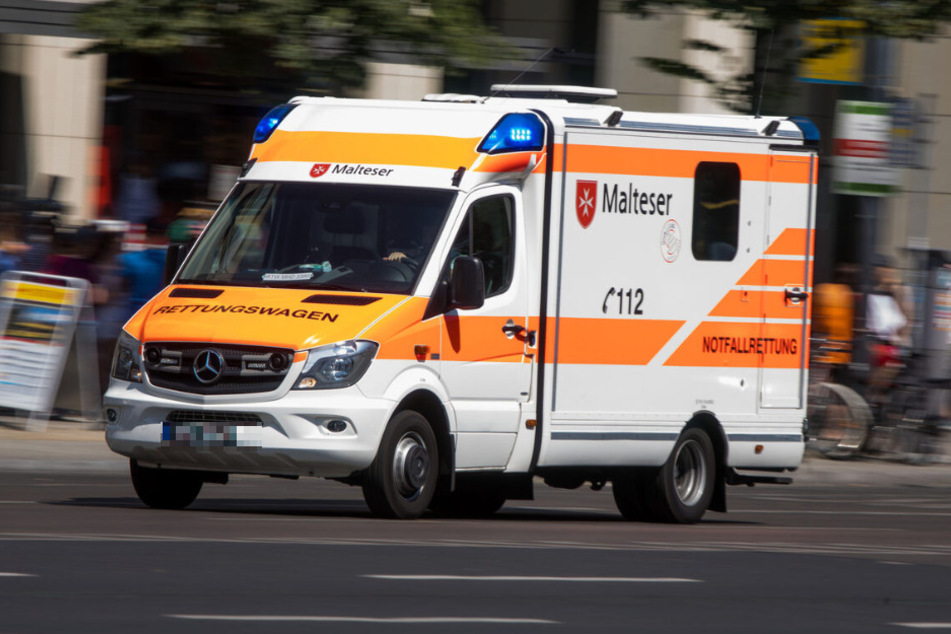 Ein Rettungswagen ist mit Blaulicht unterwegs. (Symbolbild)
