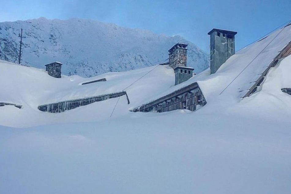 Viele Häuser stehen bis zum Dach im Schnee.