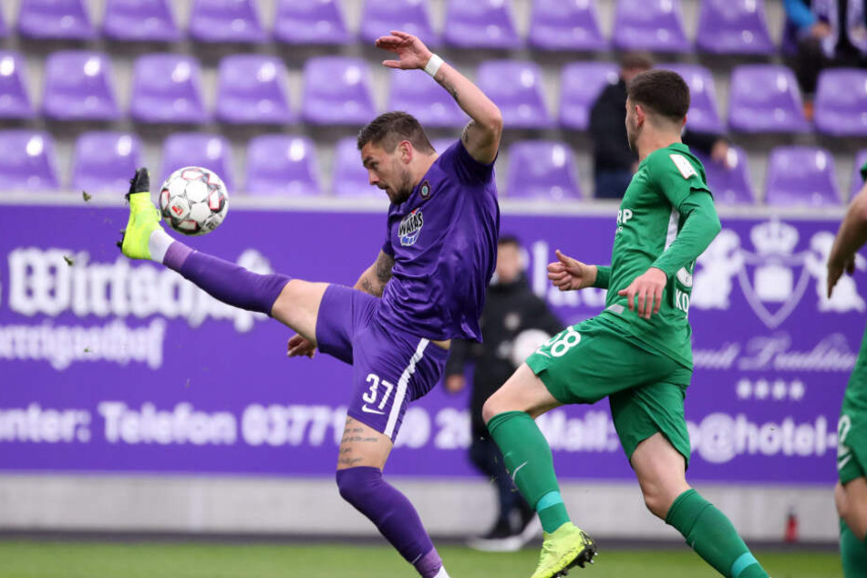 Pascal Testroet, Torschütze zum 2:0 (l.) und Stylianos Kokovas.