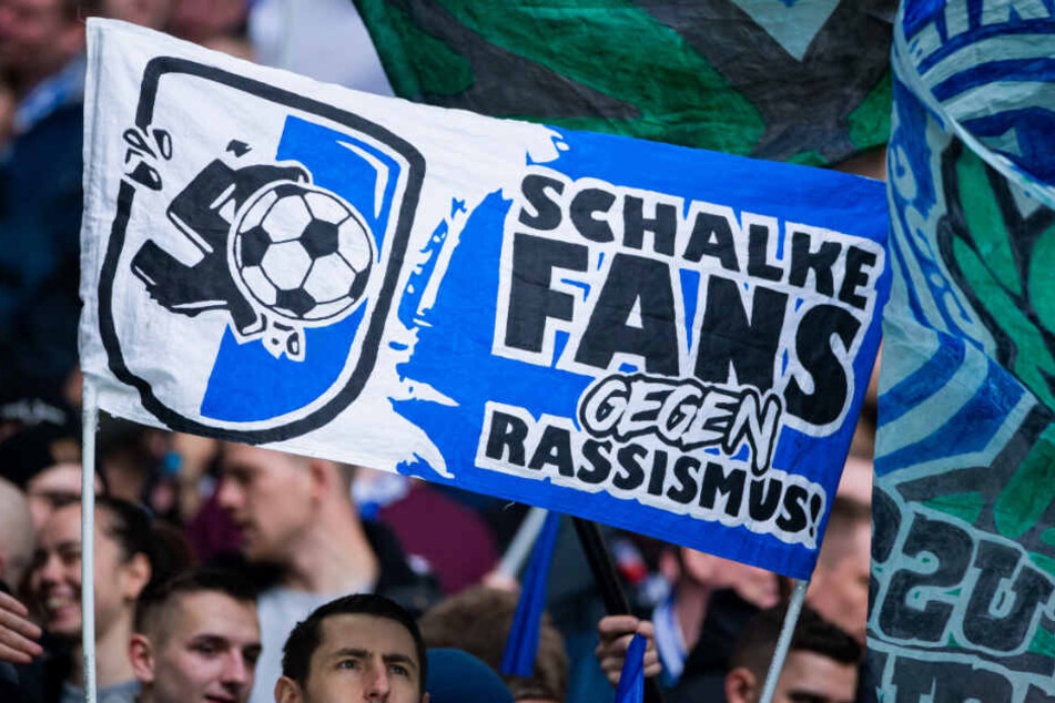 Die meisten Schalke-Fans haben in der Folge ein Zeichen gegen Rechts gesetzt. Hier ein Gelsenkirchen-Anhänger, der ein Plakat mit der Aufschrift "Schalke Fans gegen Rassismus!" zeigt.