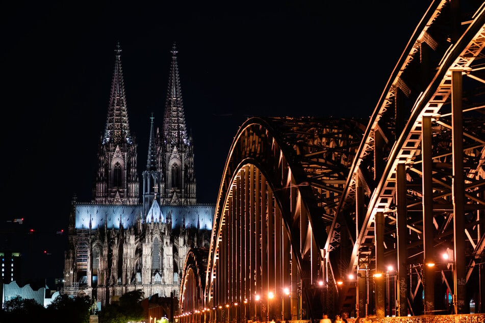 Ab dem heutigen Samstag werden die Kölner Wahrzeichen wieder in der Nacht beleuchtet.