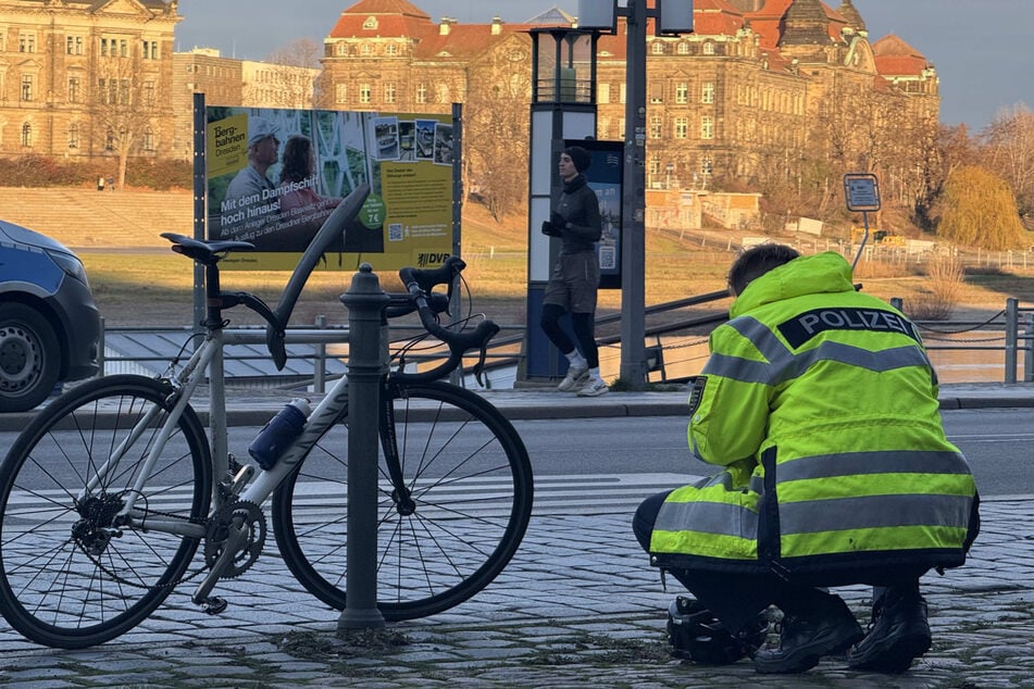 Am Montag wurde ein Radfahrer (46) bei einem Zusammenstoß mit einem Transporter verletzt.