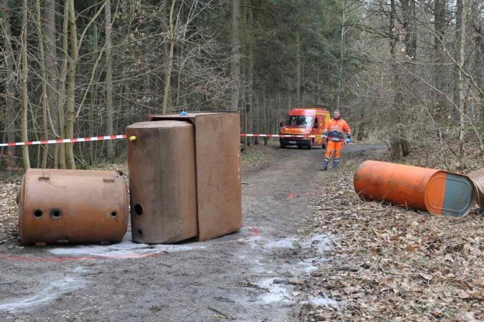 Gefahrenzone Waldweg: Bei Lichtentanne wurden undichte Ölfässer einfach
abgekippt.