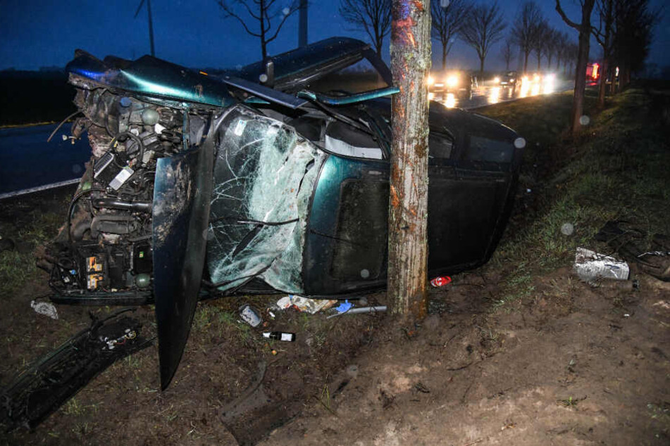 Ein Auto wurde am Samstagabend mit voller Wucht gegen einen Baum geschleudert.