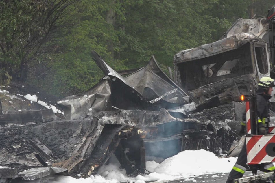 Die Lkws fingen nach dem Zusammenstoß Feuer und brannten völlig aus.