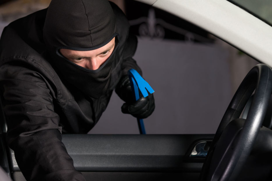 Die Täter brachen in Hessen und Baden-Württemberg insgesamt 16 Autos auf (Symbolbild).
