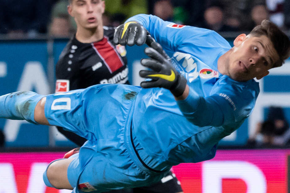 Gregor Kobel war in der Rückrunde von der TSG 1899 Hoffenheim nach Augsburg ausgeliehen. Im Hintergrund ist Leverkusens Kai Havertz zu sehen.