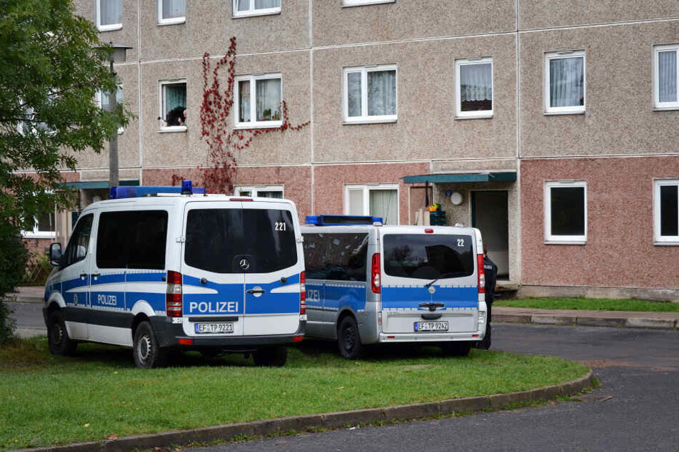 In der Flüchtlingsunterkunft wurden mehrere Scheiben zerstört. (Symbolbild)
