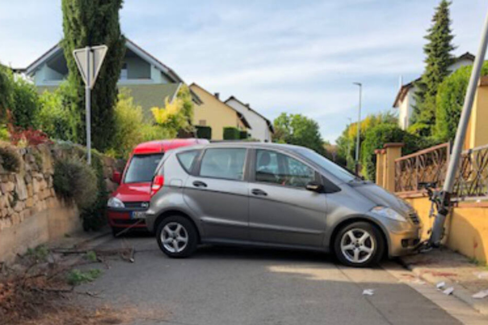 Die Rentnerin wurde zwischen dem Fahrzeug und der Laterne eingeklemmt.