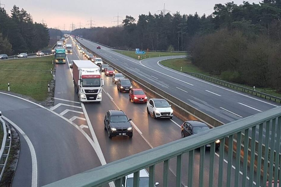 Es bildeten sich lange Staus auf der A33 Richtung Bielefeld.