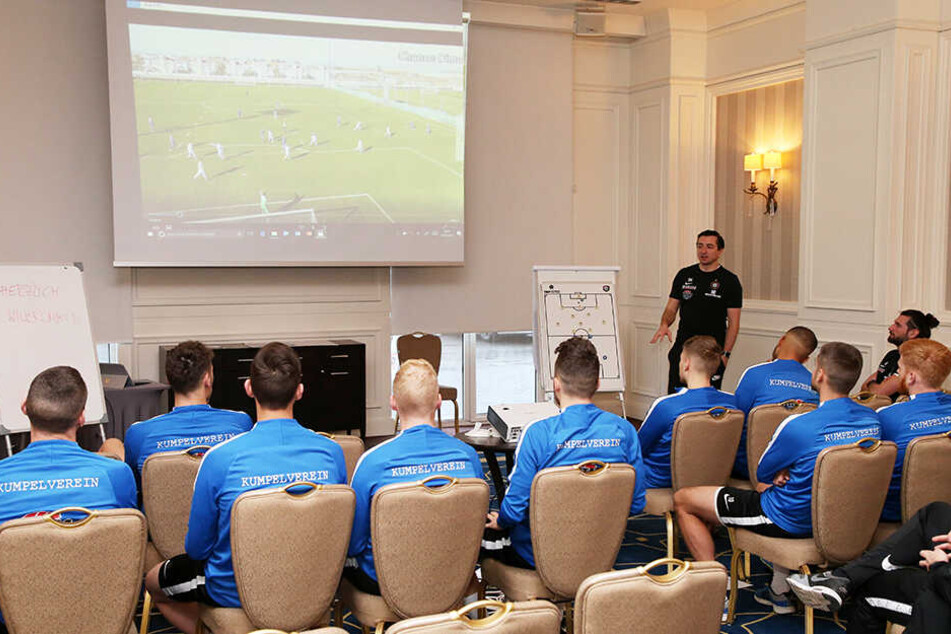 Die Videoanlayse - wie hier im Trainingscamp in der Türkei - gehört zum Arbeitsalltag der Auer Spieler.