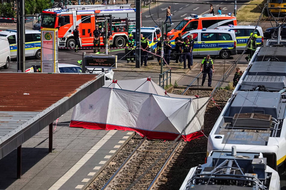 Die Unfallstelle ist mit einem Zelt gesichert worden.