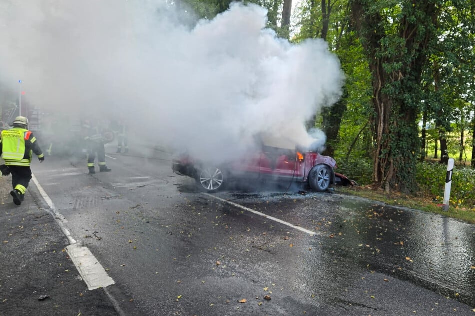 Lodernde Flammen und Rauch schlugen unmittelbar nach dem Unfall in Großostheim-Pflaumheim aus dem verunfallten Nissan-SUV.