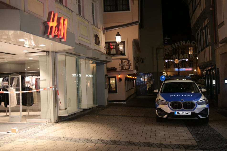 Die Polizei in Mittelfranken sucht nach fünf bis sechs maskierten Tätern, die ein Modegeschäft überfallen hatten.