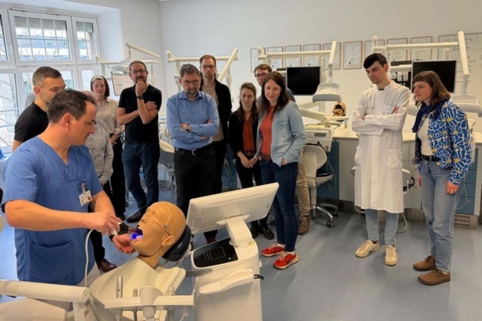 An der TU Dresden wird die Intraoral-Sonde im Rahmen des Projektauftakts von KARiSO-3D demonstriert.