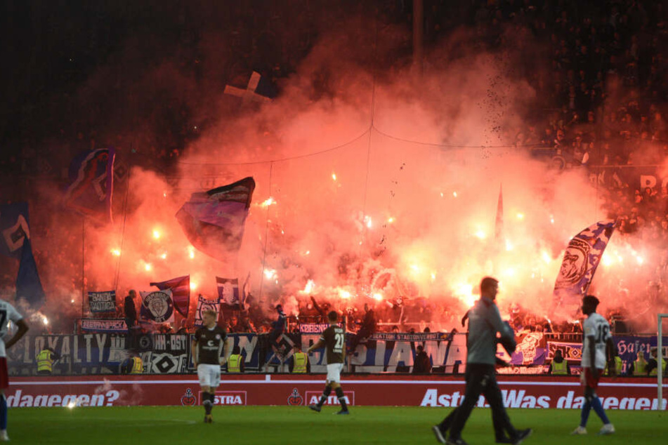 Die Fans des HSV zündelten ordentlich Pyro ab.