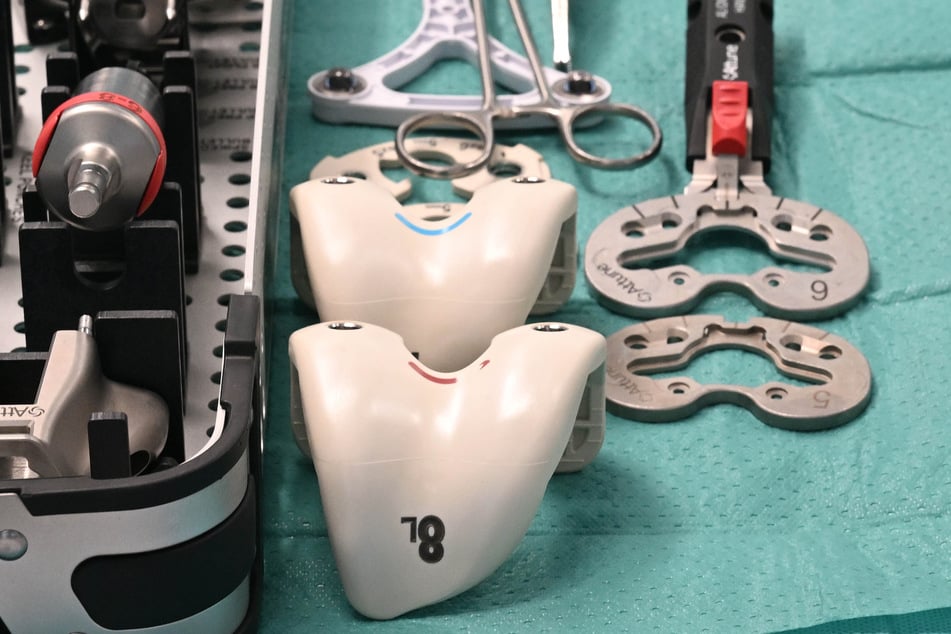 Ersatzteile und Werkzeug für eine bevorstehende Knie-OP.
