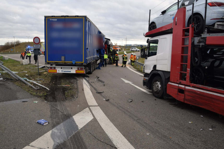 Der Laster war auf den Autotransporter (rechts) aufgefahren.
